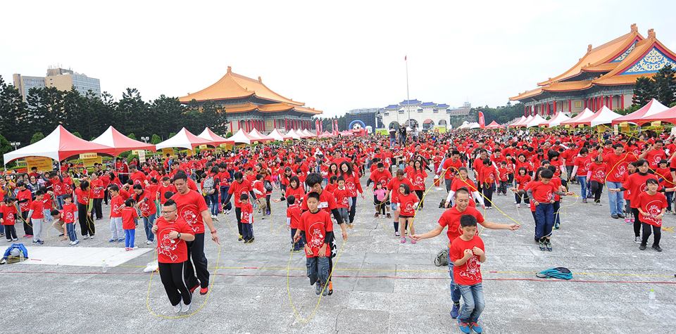  親子同樂來跳繩，一起跳出好心情