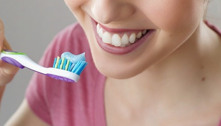 電動牙刷能讓牙齒刷得更乾淨？來不及刷牙可以用漱口水或無糖口香糖代替嗎？DIY打造健康貝齒的方法報你知！
