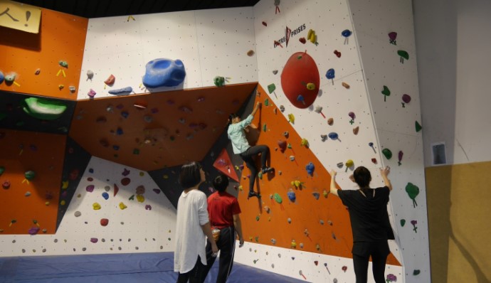 抱石運動玩攀岩，緩解憂鬱有幫助！