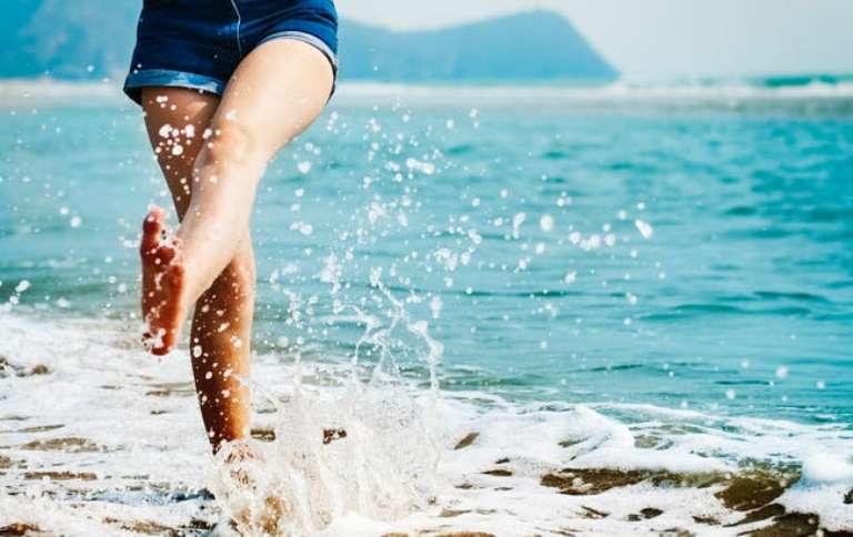 夏天到海邊、泳池戲水消暑，如何避免陰道發炎？平常穿PH5.5酸鹼平衡褲，可讓私密處更抗菌？