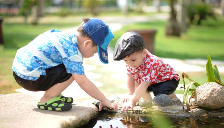 小男孩愛玩刀槍，著迷格鬥遊戲，父母該禁止？