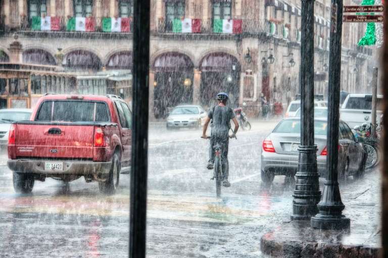 颱風豪雨季來臨，保障淹水造成的住宅、汽機車損失，有哪些保險可選擇？