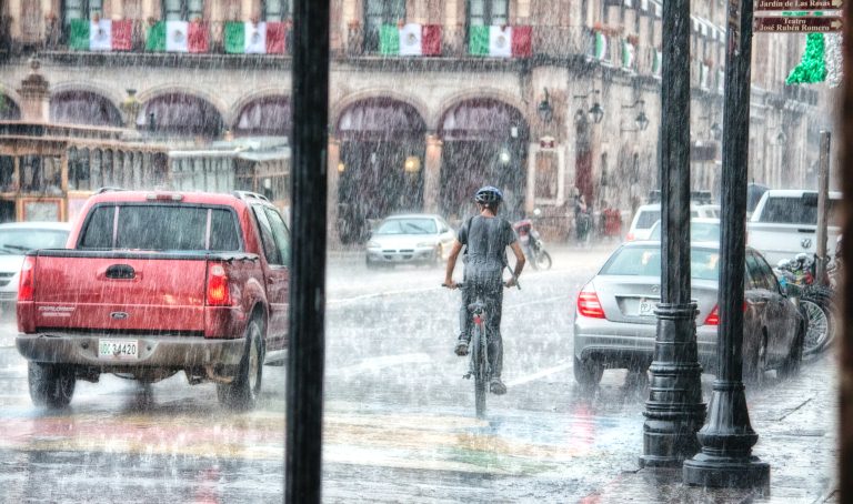 暴雨強灌 沙包怎麼疊才能預防淹水？這樣緩解大水過後，除濕、大掃除引起的痠痛