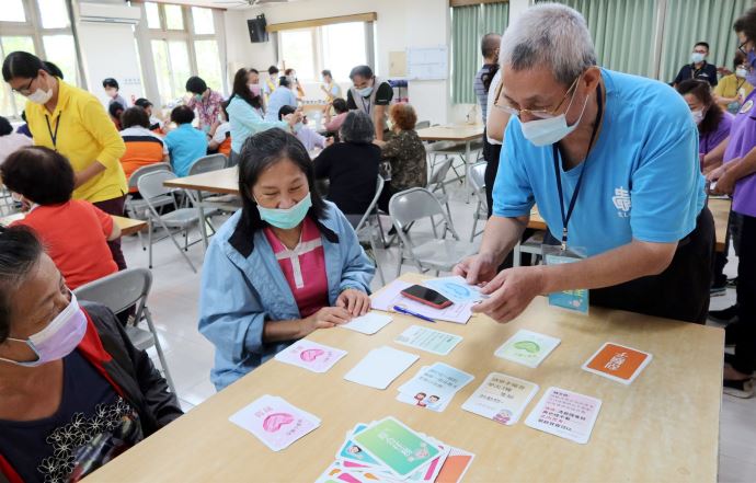 新冠疫情流行期間銀髮族更憂鬱及焦慮，7個作法傳遞關心